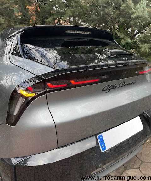 La trasera es muy personal, con iluminación full led. Sin embargo, esas puntas hacia abajo no pe acaban de convencer... 