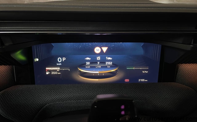 El pequeño cuadro digital frente al conductor se complementa con un buen head up display.