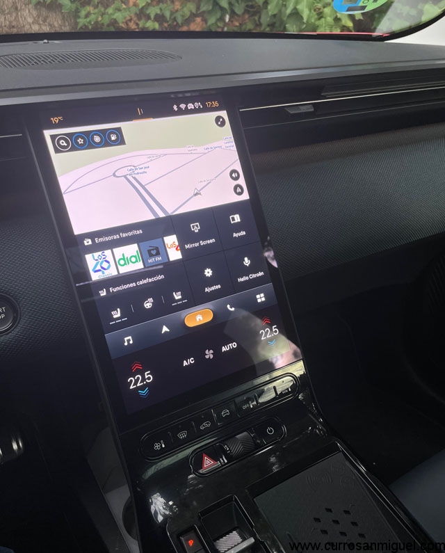 La pantalla efecto cascada es grande, muy fácil de manejar e incorpora unos valiosos botones físicos en su base. 