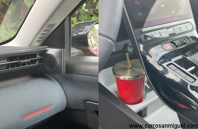 Curiosa la ubicación de estos altavoces. Los posavasos, por su parte, son algo incómodos. 