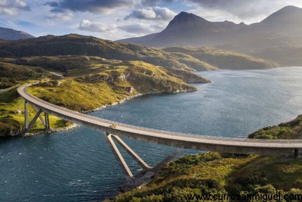 La NC 500 alterna obras de ingeniería moderna con paisajes modelados a lo largo de siglos.  