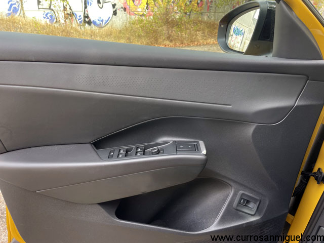 Reconozco que la primera vez que monté en este coche estuve un rato buscando la maneta para salir (hay que tirar del embellecedor plateado). 