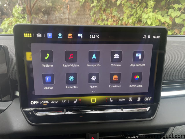 Pantalla enorme bien situada, con unos menús claros y un interfaz bastante rápido. 