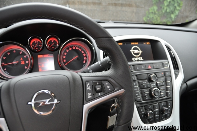 Profusión y confusión de botones Made in Opel.