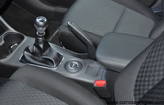 El botón para variar el modo de tracción se halla entre los asientos delanteros