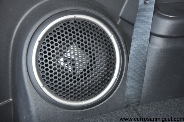 El subwoofer roba demasiado espacio y aporta un exceso de graves, para mi gusto