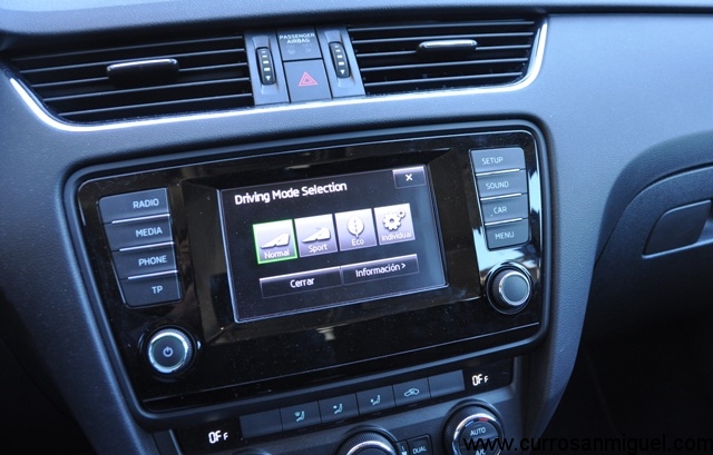 A través de la pantalla multimedia se escoge el modo de conducción