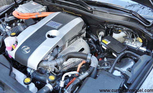 Además de sistema híbrido, bajo el capó del Lexus se esconde un motor longitudinal de 4 cilindros y 2.5L de cilindrada
