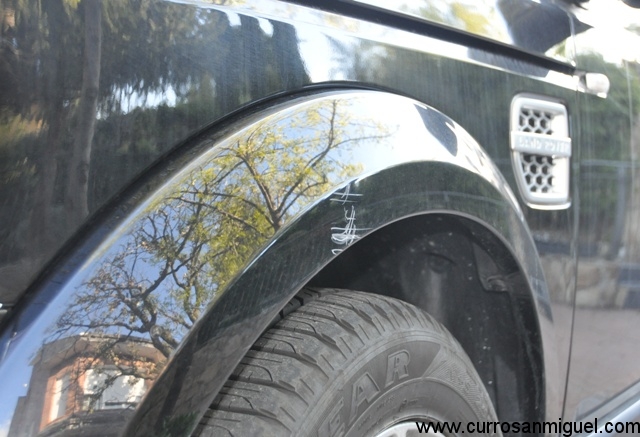 En otro SUV, esto no sería otra cosa que un rayón de parking. En el Discovery puede ser producto del ataque de un oso pardo en lo alto de los Picos de Europa 