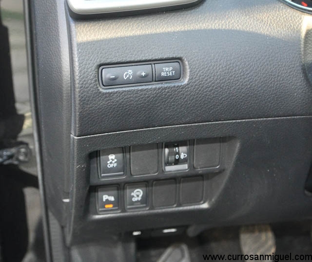 Esta botonera escondida a la izquierda del volante es ya un clásico en los coches japoneses...