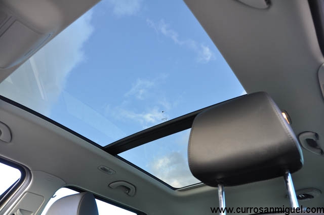 El techo de este coche queda tan alto como el cielo que podemos ver a través de su cristal