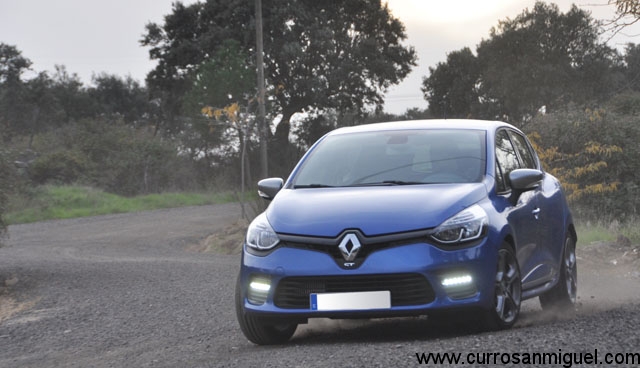 Aún sin ser un RS, el Clio GT se defiende bien enlazando curvas rápidas con firme en mal estado