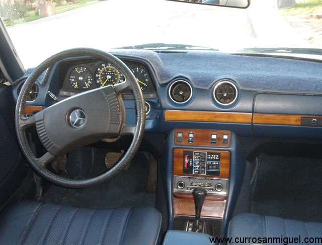 Interior de un W123 americano, con climatizador, cambio automático y control de velocidad