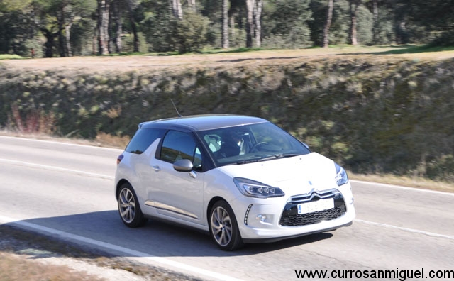 El DS3 tiene un rodar alegre, un viajar cómodo y un chasis excelente. 