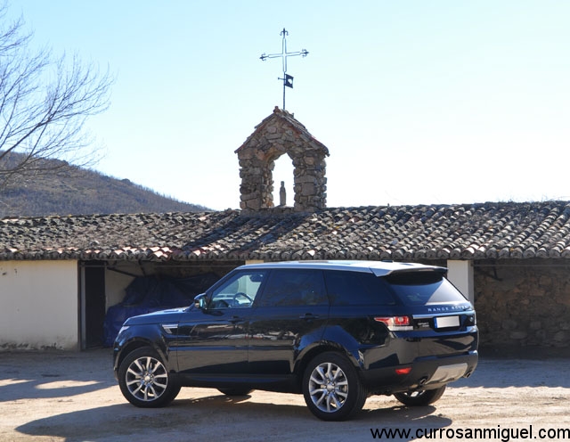 El Range Rover Sport recibe la bendición de una Virgen muy chiquitita subida en lo alto de un tejado. 