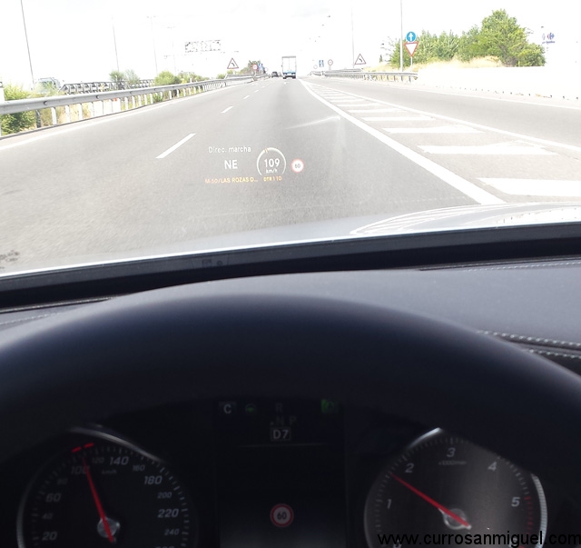 El Head Up Display es muy chulo y se ve bastante bien. El lector de señales se hace un poco de lío.  