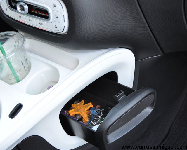 Este cajón escamoteable aumenta las posibilidades de dejar pequeños objetos en el interior del coche