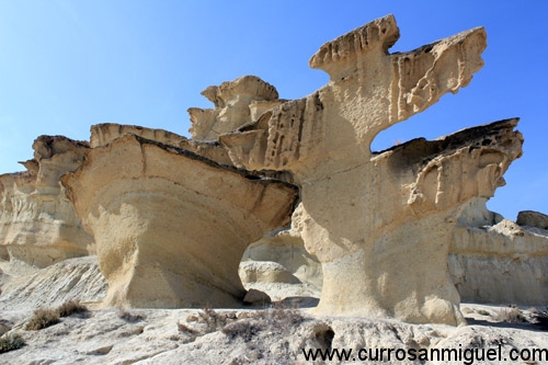 La erosión natural ha creado estas peculiares esculturas en la murciana Bolnuevo