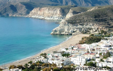 Lo mismo se puede decir de Agua Amarga, que marca el inicio desde esta ruta de Cabo de Gata