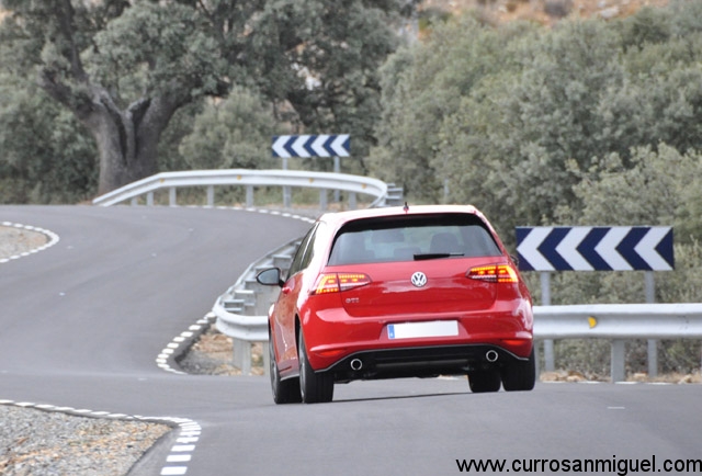 Una buena carretera de curvas, nada de tráfico y un Golf GTi Performance con el depósito casi lleno. ¿Qué más se puede pedir?