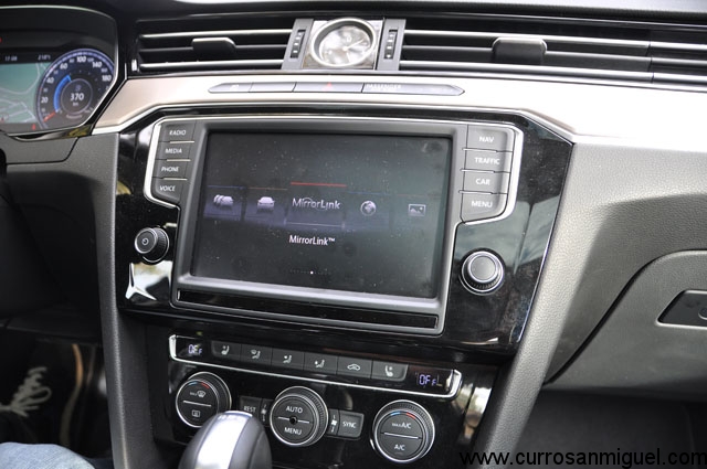 Dentro de las opciones tecnológicas disponibles, hay una que convierte la pantalla de tu coche en tu propia oficina. 