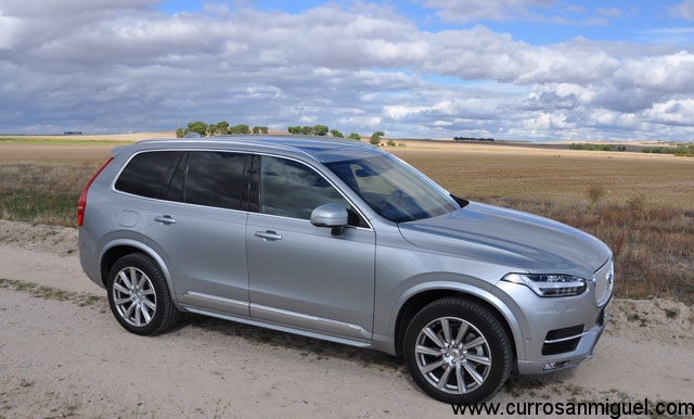 El XC90 tiene cualidades camperas limitadas, pero sirve para coger caminos de tierra y descubrir bellos paisajes