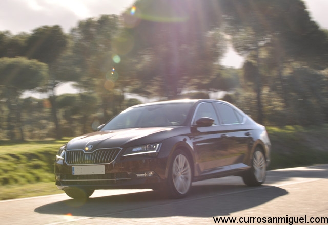 El nuevo Skoda Superb brilla sobre la carretera con luz propia...