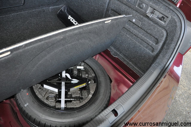 Aún con una rueda de repuesto standard, el maletero del Superb se permite ofrecernos 625 litros de espacio