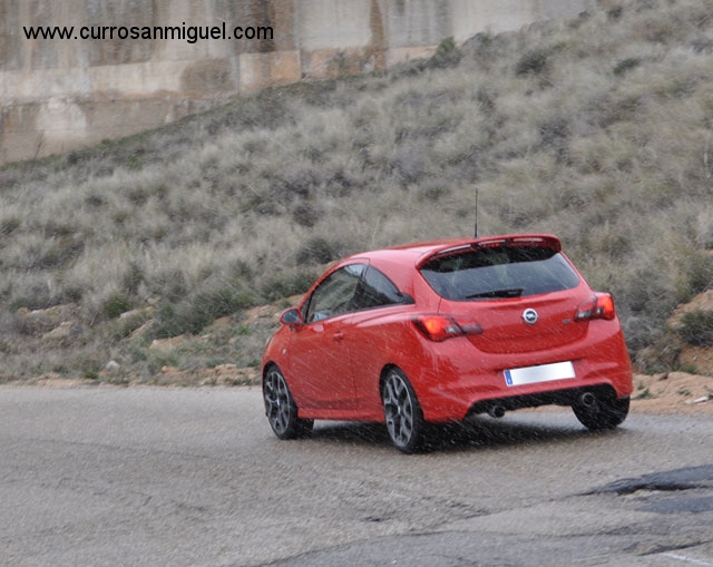 Carretera secundaria de curvas y climatología adversa. Parece un infierno, pero es el paraíso para este pequeño OPC… y para su conductor 