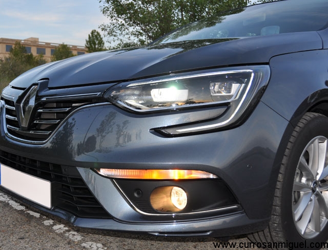 Los faros LED, una de las señas de identidad del nuevo Megane, son opcionales en este acabado... 