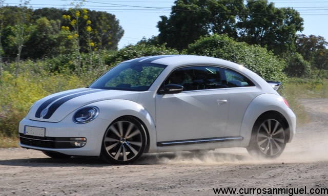 Se nos acabó el asfalto, pero no, ni mucho menos, la diversión al volante del Beetle