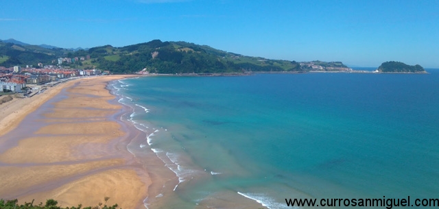 Playa de Zarautz. Enorme y de arena fina. Si el tiempo acompaña, merece la pena pasear por ella. 