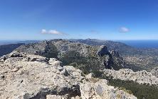 La vista de la Sierra de Tramuntana es espectacular. Rocas, pinos y al fondo, el mar.  