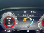 El sencillo esquema del cuadro digital nos explica la propulsión: como has pisado como un loco, el motor de combustión se ha puesto a alimentar las baterías para que alimenten los motores de las ruedas.  