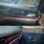 La ubicación de los numerosos botones no siempre es la más ergonómica. Muy chula la pantalla del copiloto. 