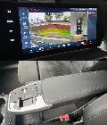 La pantalla multimedia es correcta. El apoyabrazos central aglutina la mayor parte de los mandos. 