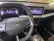 El interior está bien resuelto, a pesar de que los materiales son básicos. La pantalla central se ve y funciona muy bien. 