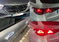 La iluminación exterior está muy lograda. El LED del marco de la parrilla es opcional. 