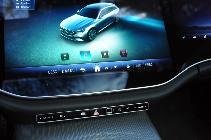 Y hablando de pantallas, estos son todos los botones que hay bajo la central. A mí me gustaría alguno más, para la climatización, por ejemplo. 