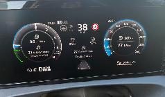 El cuadro de instrumentos de este Tiguan PHEV, de puro completo, resulta algo apabullante.  