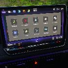 Tremenda pantalla central. Muy completa, muy visible y de fácil y buen manejo. 