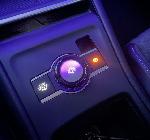 Botón multifunción entre los asientos. Controla el equipo de sonido y/o el modo de conducción. 