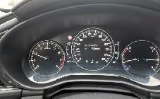 El cuadro del Mazda 3 combina casi de manera imperceptible una pantalla digital con otros indicadores analógicos. 