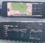 La pantalla multimedia no es muy grande y está lejos, pero se ve y se maneja muy bien. 