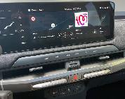 Buena pantalla multimedia con controles físicos para la climatización y el audio bajo ella. 