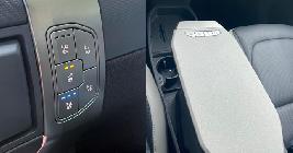 Botones en la puerta del conductor y la muy curiosa emesita extensible entre los asientos delanteros. Sirve tanto para apoyar un ipad como para plancharte unos calcetines. 