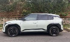 Del perfil de este coche yo diría que es muy original, moderno y rotundo. Cuadradote dirían otros.