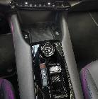 El botón de arranque preside la consola entre los asientos. Frente a él, la bandeja de carga por inducción... opcional. 