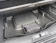 La pequeña batería da un mordisco curioso al interior del maletero del Junior. 