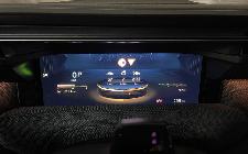 El pequeño cuadro digital frente al conductor se complementa con un buen head up display.